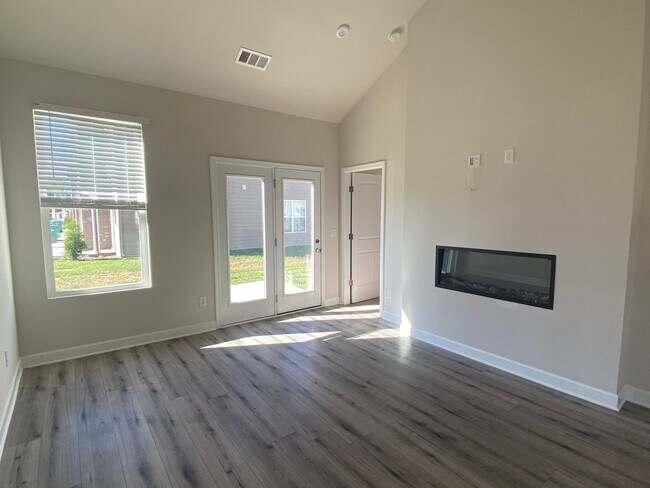 Building Photo - End Unit Townhome in Lebanon / 3 Spacious Bedrooms / Loft Area / 1 Car Garage / Back Patio