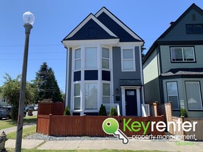 Building Photo - Newly Remodeled Centrally Located Tacoma H...