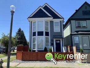 Building Photo - Newly Remodeled Centrally Located Tacoma H...