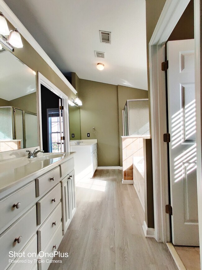 Building Photo - 1352 Fountain Lakes Dr