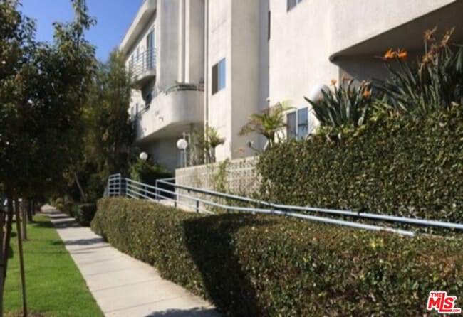 Building Photo - 1325 Arizona Ave