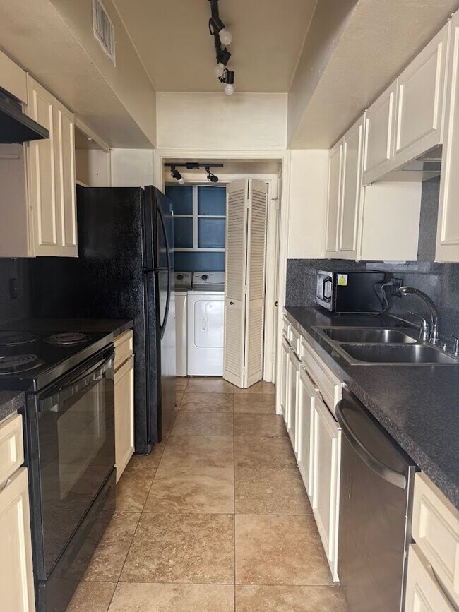 Building Photo - San Pedro Square - West Campus - Townhome - Old School Luxery - W/D - Fireplace - Updated Kitchen...
