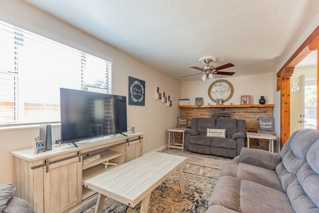 Building Photo - Super cute updated home!