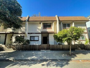 Building Photo - Beautifully Updated 3-Bedroom Condo in Pri...