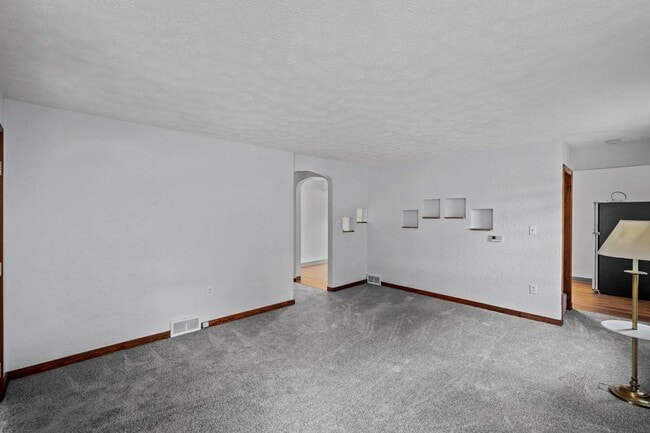 Building Photo - Gorgeous 2 bedroom home in Clairton availa...