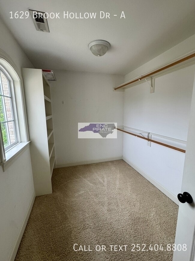 Building Photo - 1629 Brook Hollow Dr