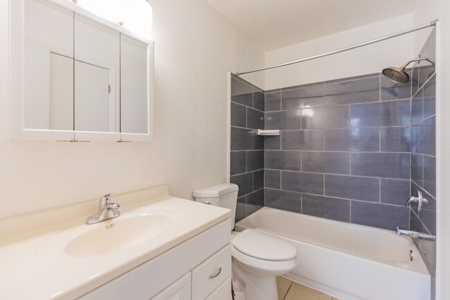 Building Photo - 3 Bedroom 2 Bath Home