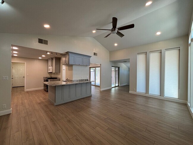 Building Photo - SPACIOUS REMODELED HOME FOR RENT!