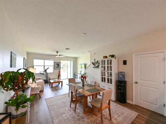 Building Photo - 736 Royal Empress Dr