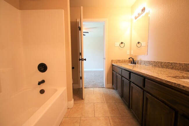Building Photo - Coming Soon | 3BR/2BA Weatherford Town Home with Granite Countertops, Luxury Plank Floors & Appli...