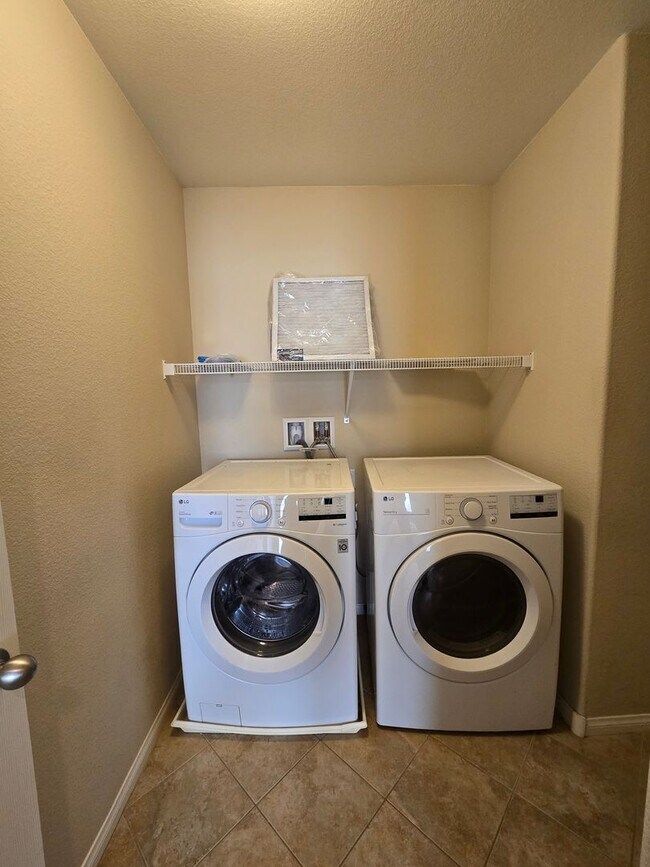 Building Photo - An Amazing 3 Bedroom Home in South East Las Vegas.