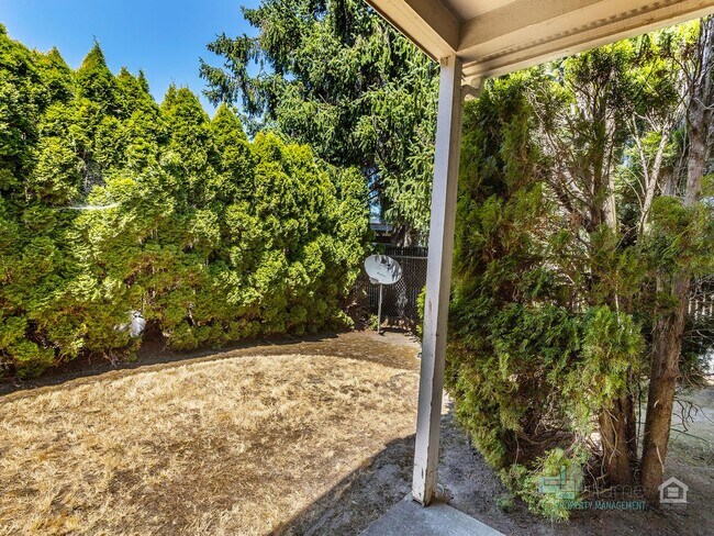 Building Photo - 3493-3493 Hawthorne Ave NE