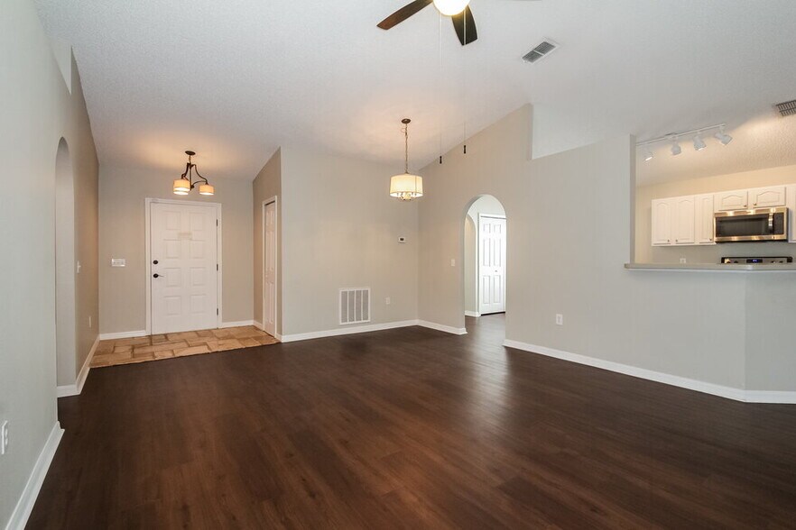 Building Photo - 12930 Kings Lake Dr