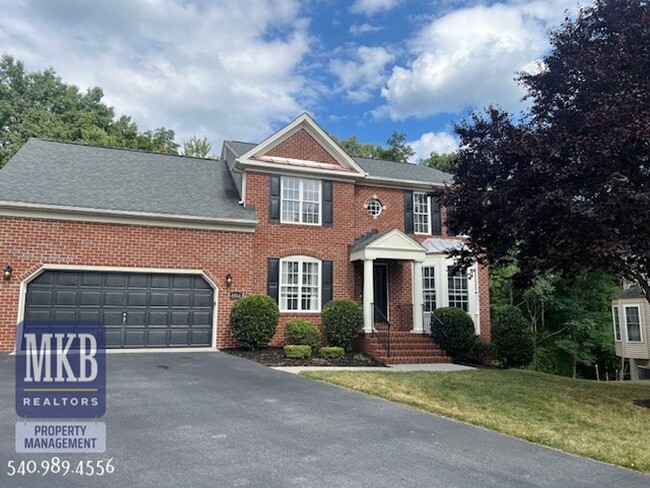 Building Photo - Luxurious 4 Bd/3.5Ba home located in The G...