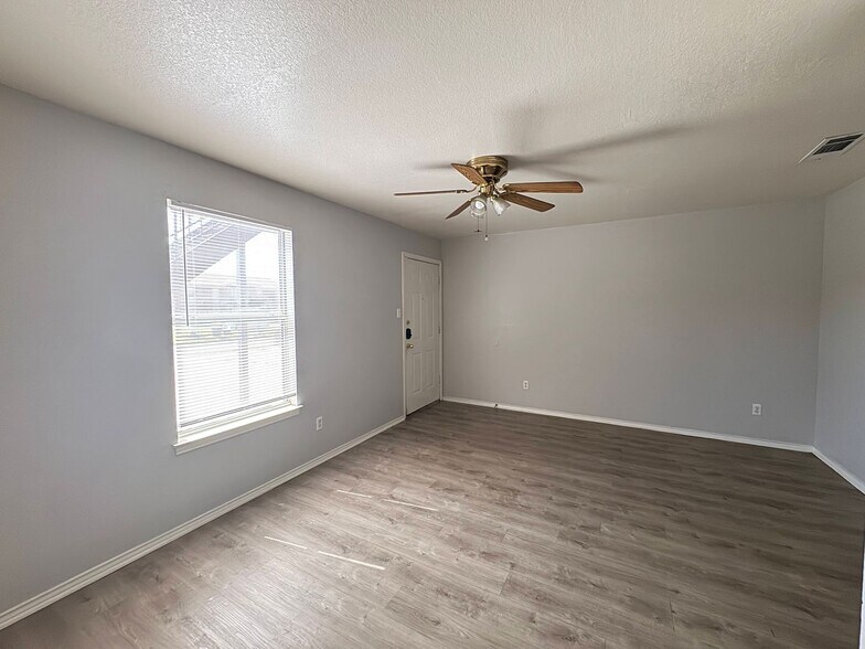 Building Photo - 1605 Benttree Dr