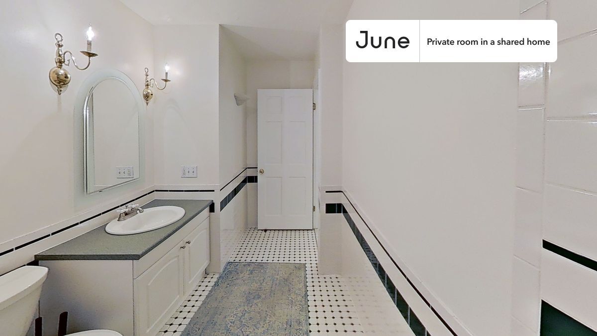 Building Photo - Private bedroom in 3 bed/1 bath Home