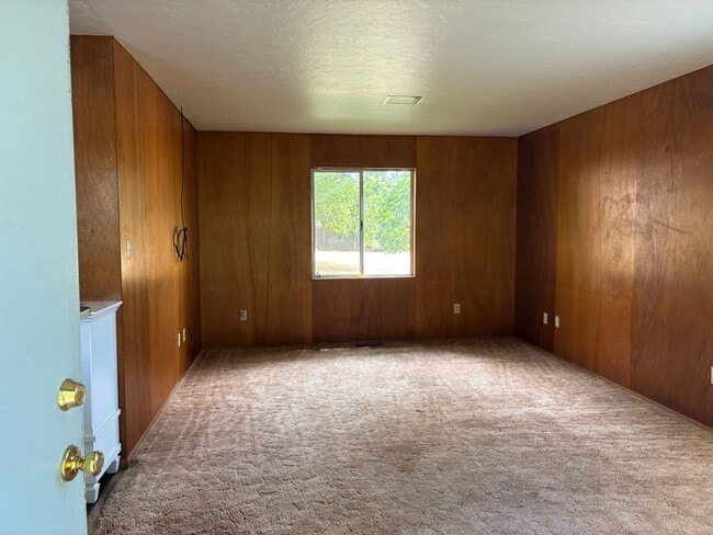 Building Photo - Cozy Country Home in the Suburb