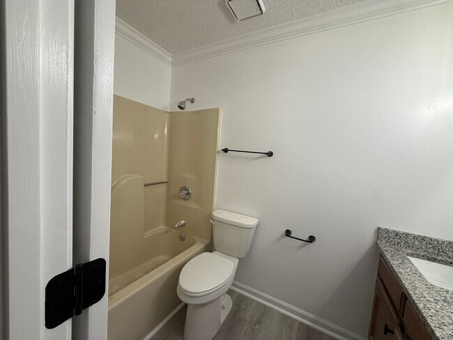 Building Photo - 425 Autumnwood Dr SW