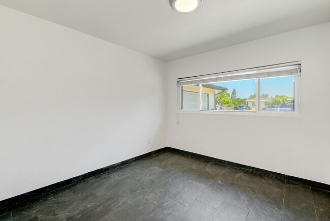 Building Photo - 1615 Halo St
