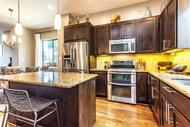 Building Photo - 2510 Chenevert St