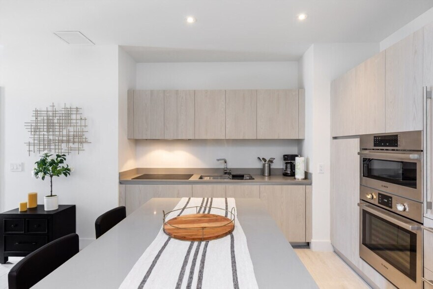 Building Photo - 4010 S Ocean Dr