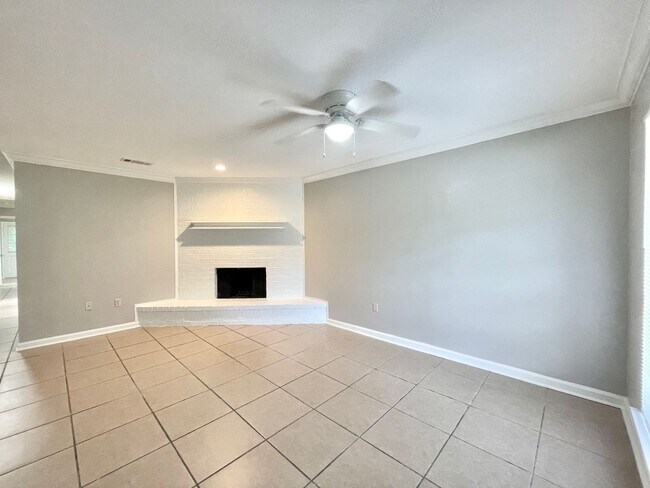 Building Photo - 14911 Central Woods Ave