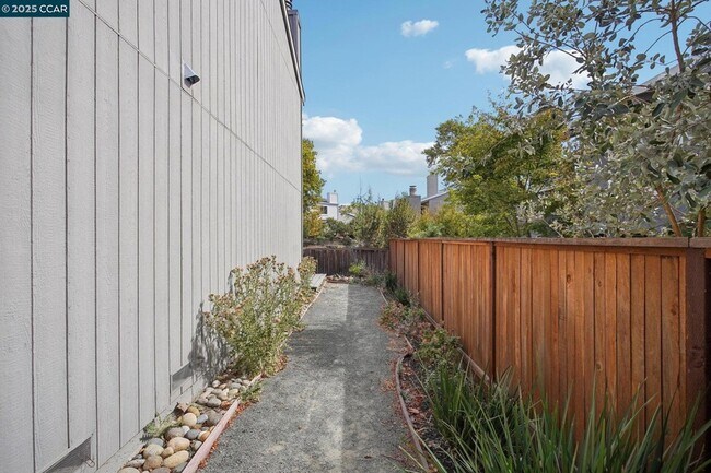 Building Photo - 119 Cypress Point Way