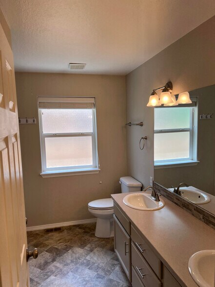 Building Photo - 1206 N 6th St