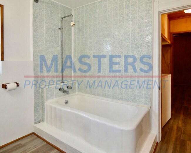 Building Photo - 1026 Oakwood Ave