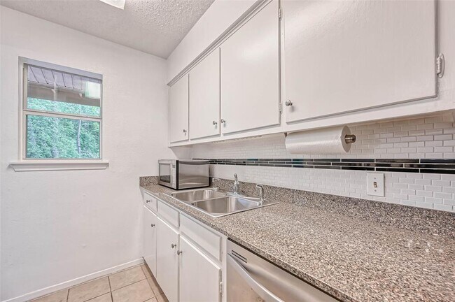 Building Photo - 8277 Kingsbrook Rd