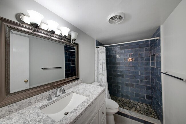 Building Photo - 2812 Garden Dr S