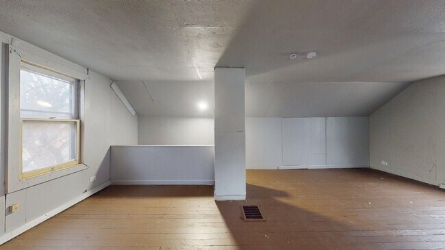 Building Photo - 3865 W 16th St