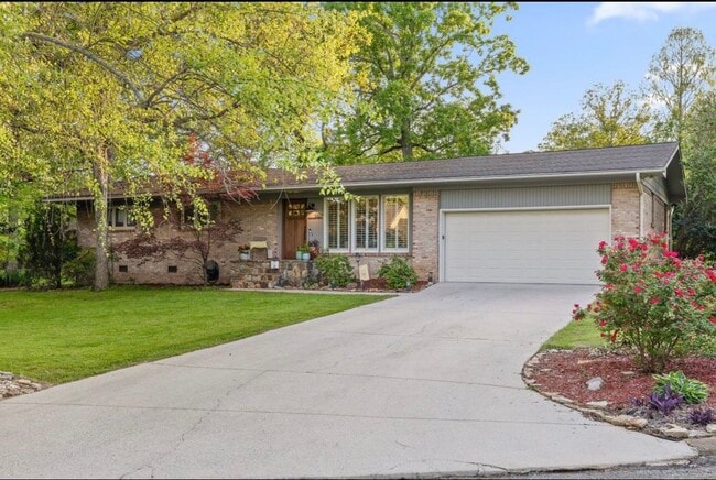 Building Photo - 1627 Fernwood Cir