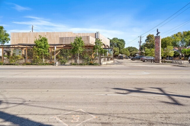 Building Photo - 1016 E 7th St