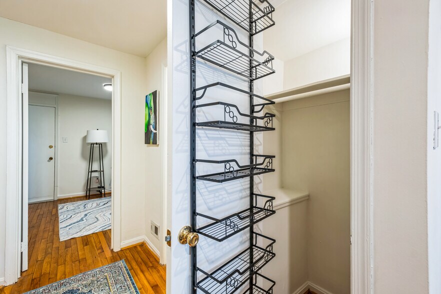 Building Photo - 605 E St SE