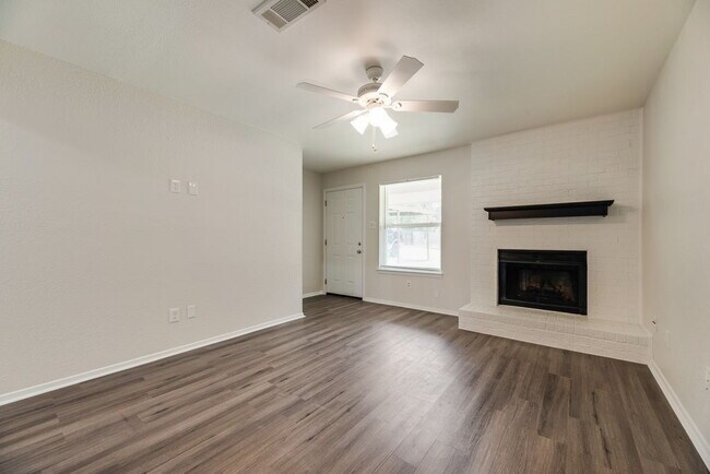 Building Photo - Completely Remodeled Triplex Unit 2 bed 1.5 just minutes from downtown Grapevine!