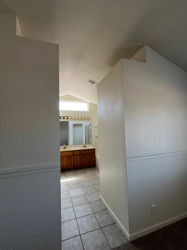 Building Photo - North Modesto Home