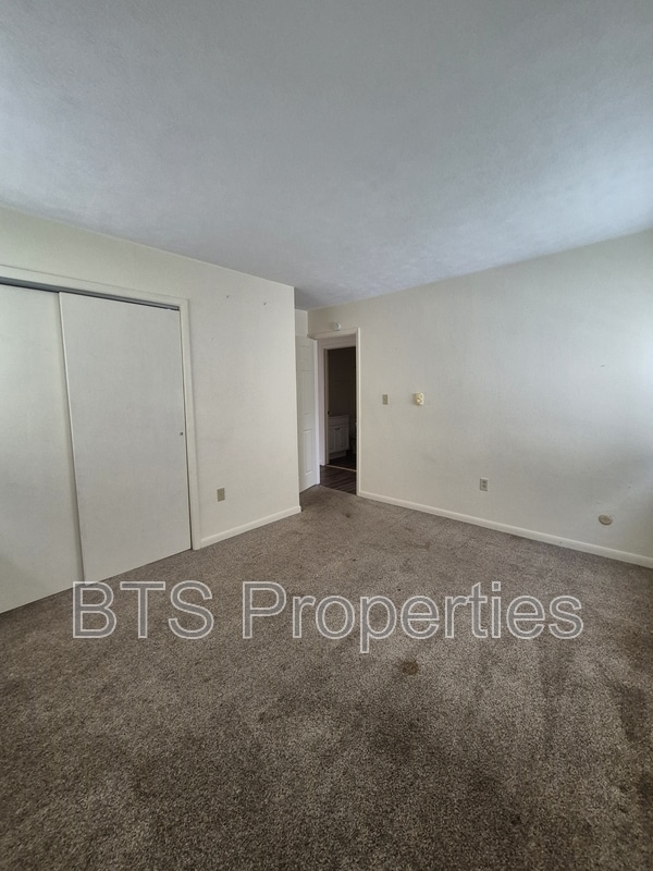 Building Photo - 5917 W Plank Rd