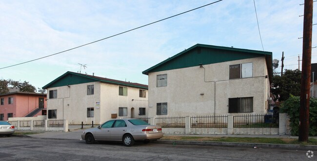 Building Photo - 211 E 24th St