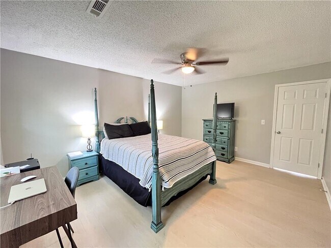 Building Photo - 1373 E Sequoyah Ct