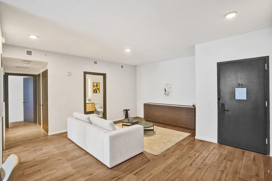 Building Photo - 398 NE 5th St