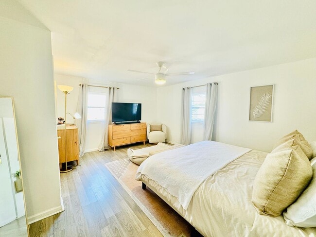 Building Photo - 4 Bedroom 2 Bath Bungalow, in Forsyth Park- Available Jan 3rd!!!