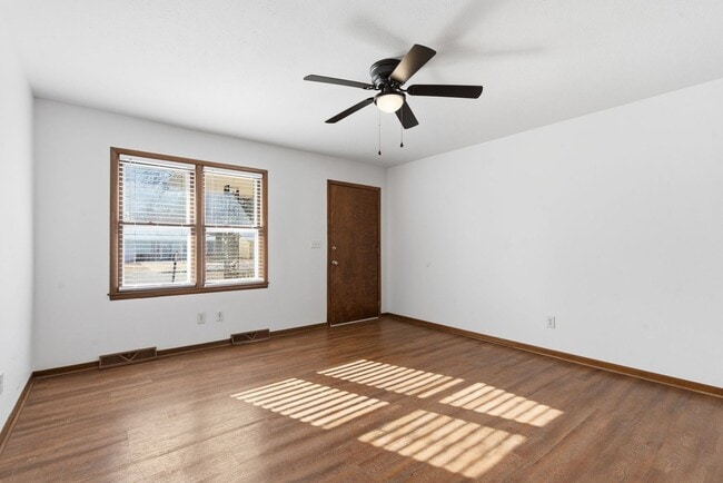 Building Photo - 3 Bedroom | 2 Bathroom | 2 Car Garage | Springfield MO | Fenced Back Yard!