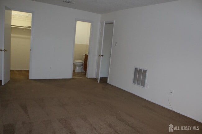 Building Photo - 820 Edison Glen Terrace