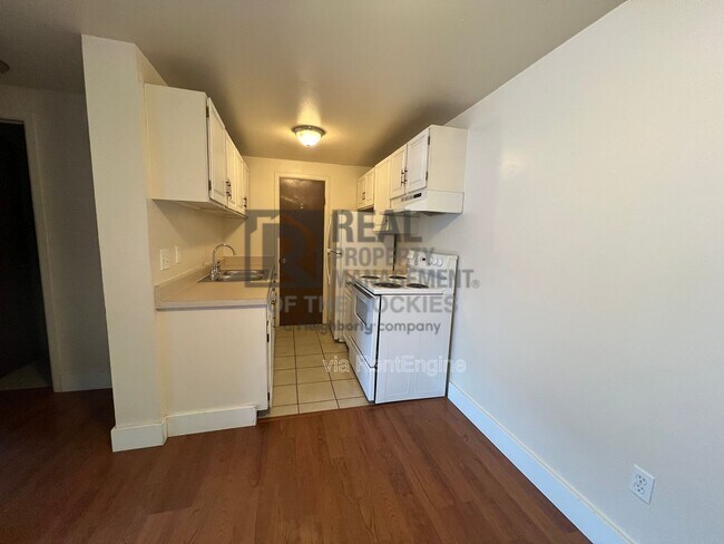 Building Photo - 1005 Robertson St