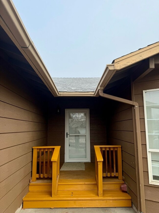 Building Photo - Adorable Home in SW Redmond with Huge Back...