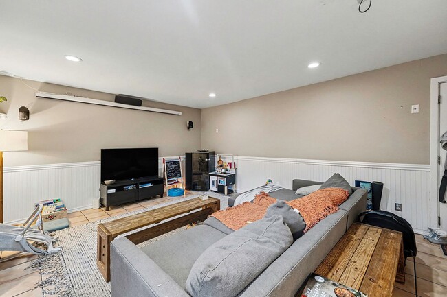 Building Photo - Charming 3-Bedroom Single-Family Home in Bellevue - $3,500!!