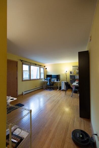 Building Photo - 5547 W Higgins Ave