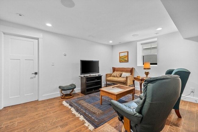 Building Photo - 38 Chester St