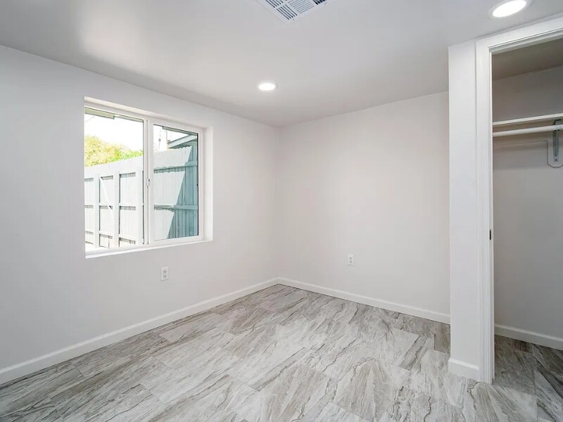 Building Photo - 1017 E West Cir Dr